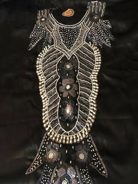 Stoff mit handgesticktem Motiv und Perlen für Orient. Kleid