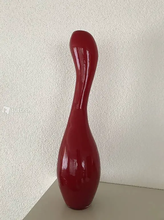 Elegant geschwungene, rote Designervase, ca. 45*12cm