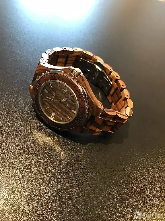 Armbanduhr aus Holz von Bewell