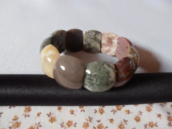 Armband mit echten Steinen (Neu! )
