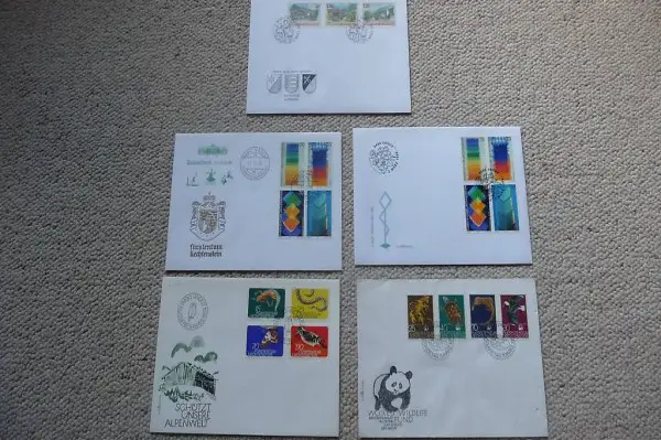 Briefmarken auf Karten oder Couverts