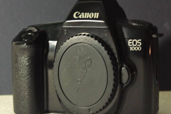 Canon EOS 1000 Gehäuse, analoge Spiegelreflexkamera schwarz.