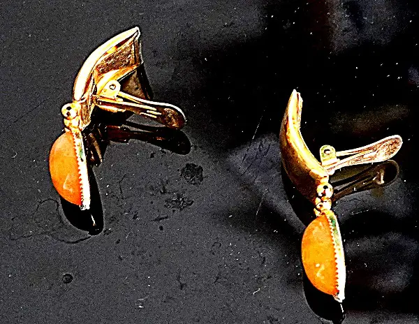 Goldene Ohrenklipser mit einem Stein