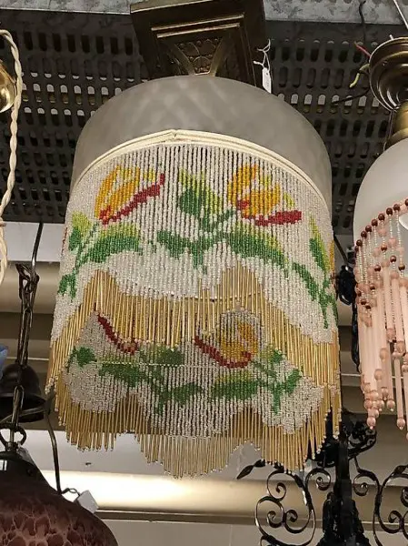 Biedermeier Deckenlampe mit Glasperlenband