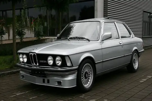  BMW 323i 211"000km 02.1982