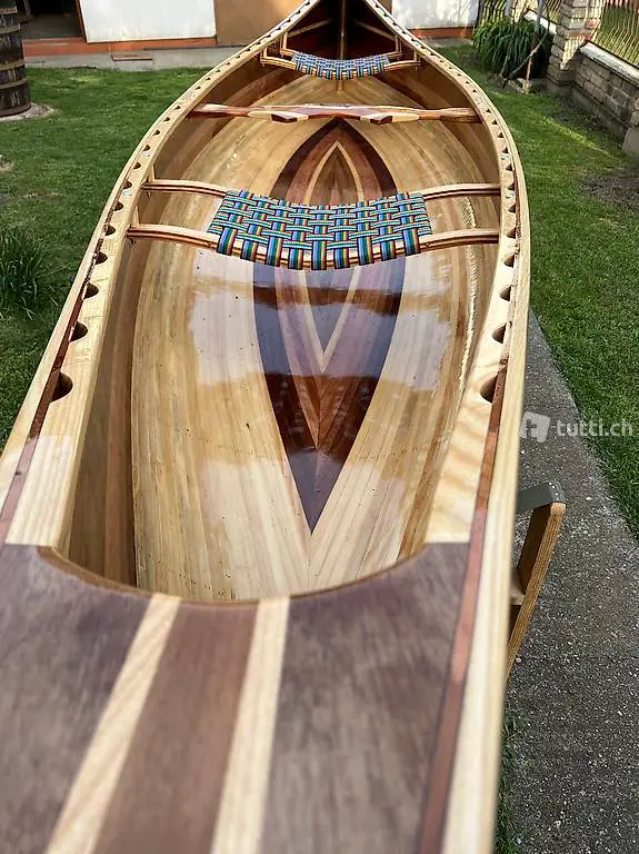 Kanu aus edlem Holz