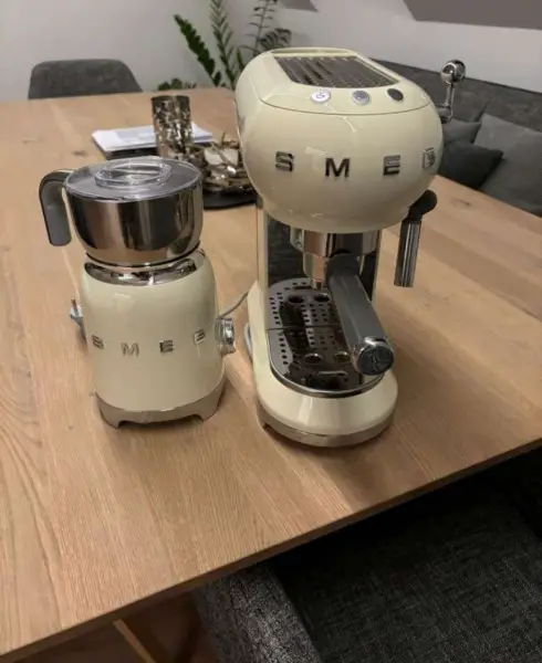 SMEG Espresso Maschine mit Milchschäumer