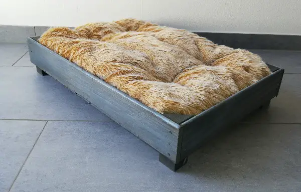 Katzenbett aus Holz mit Kissen