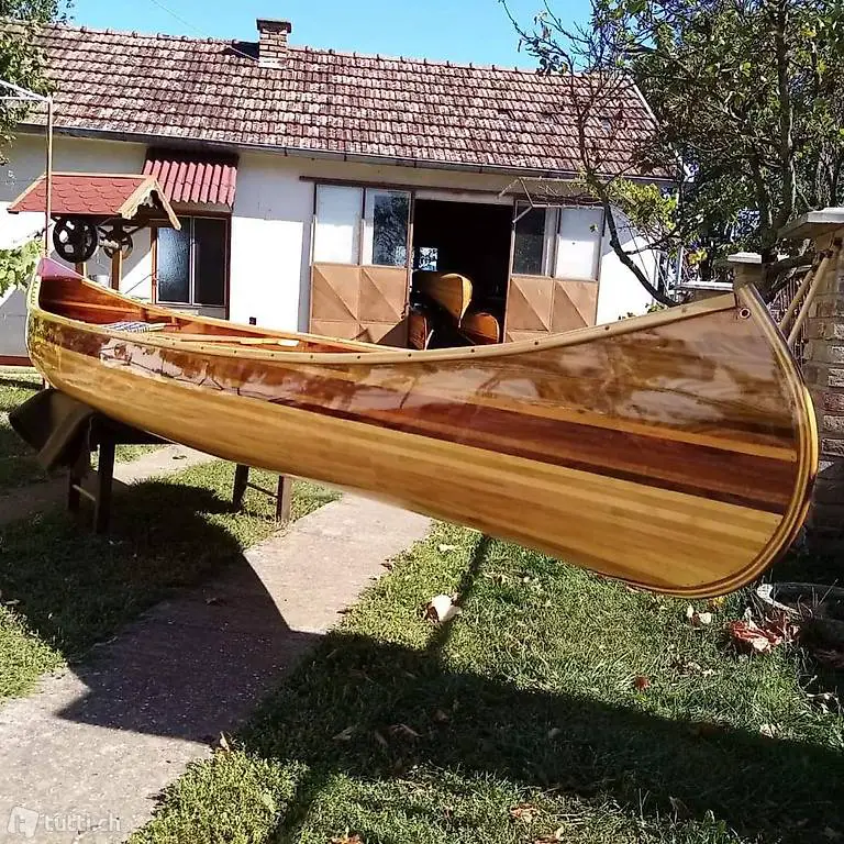 Kanu aus edlem Holz