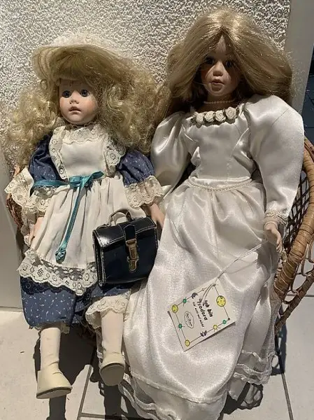 Porzellan-Puppen mit Bänkli (alles zusammen)