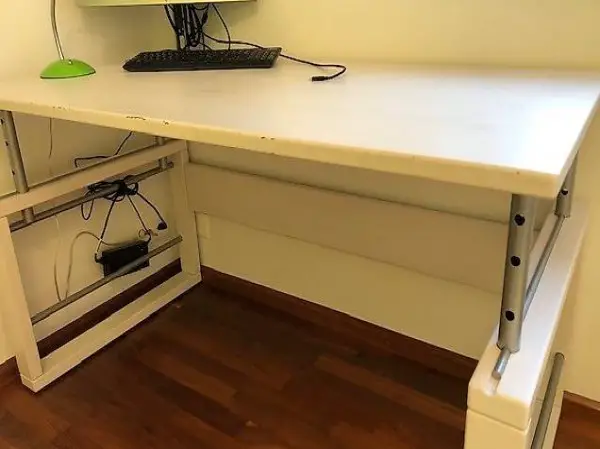 Schreibtisch aus Massivholz, höhenverstellbar