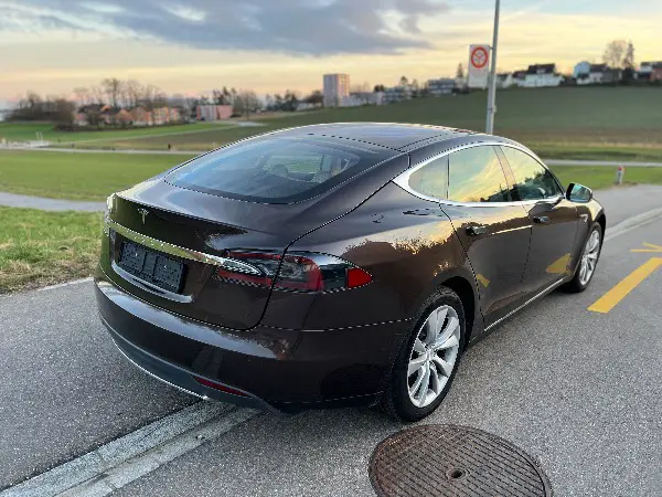 Tesla Model S85 in gutem Zustand