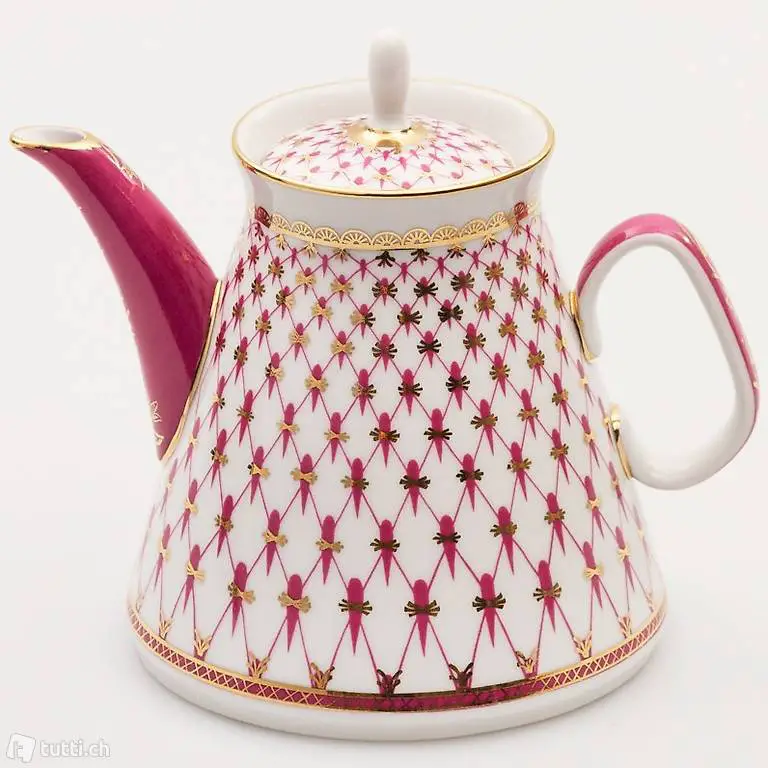 Porzellan Teeset: Teekanne und Teetasse mit Unterteller