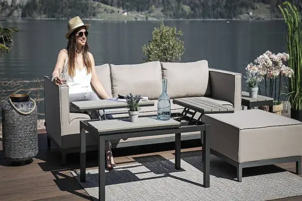 Gartenmöbel Lounge mit funktionellem Tisch
