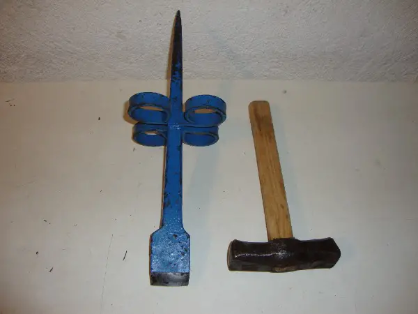 Dengelstock mit Hammer