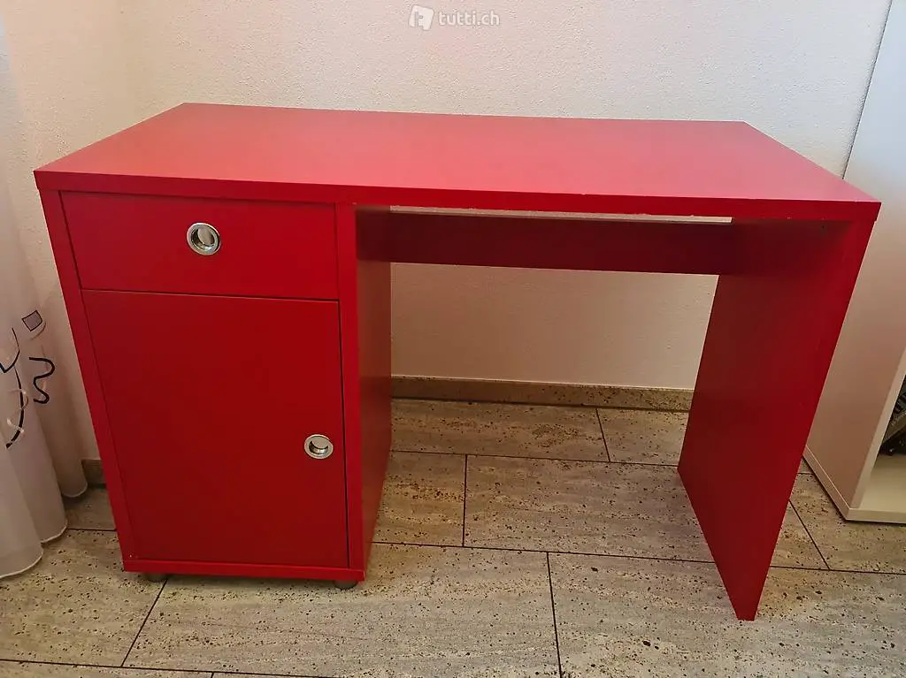 scrivania rossa