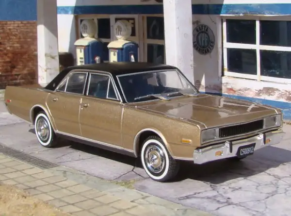 NEU: Dodge Coronado 1969-1979 Gold met. / schwarz 1:43