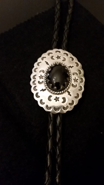 Silber Amulett mit Lederband und schwarzem Stein