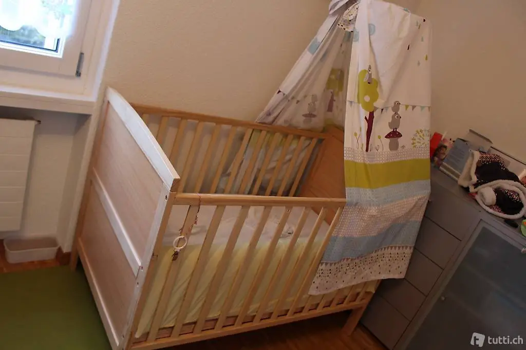 Kinderbett mit Matratze und Zubehör