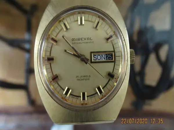  Uhr, Herrenuhr, Armbanduhr, ohne Band, Gold?