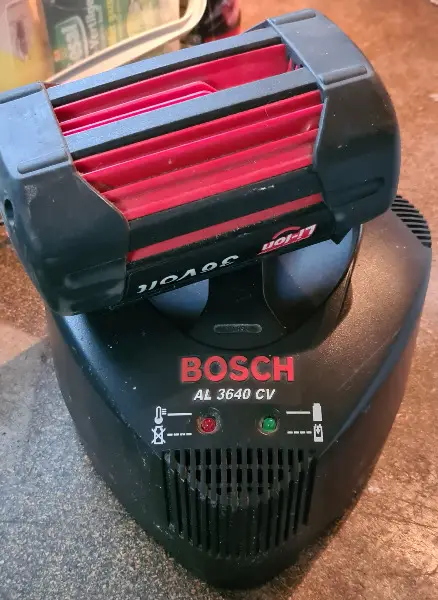 Bosch Akku 36 Volt mit Ladegerät