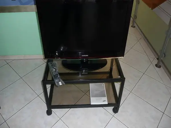 LCD-Flachfernseher 32 Zoll & TV-Tisch