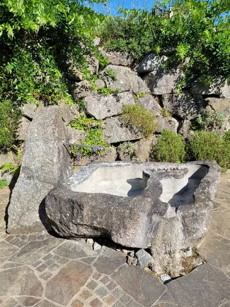 Natursteinbrunnen