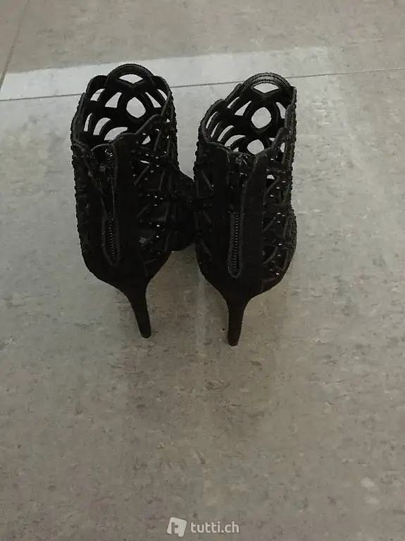 Schuhe mit Glitzersteinchen