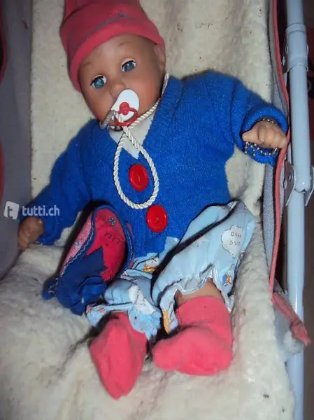 Kinderwagen mit Puppe