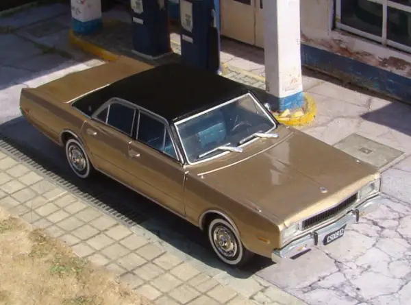 NEU: Dodge Coronado 1969-1979 Gold met. / schwarz 1:43