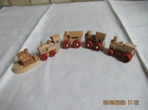  Holzspielsachen, Lokomotive 4 verschiedene Stücke