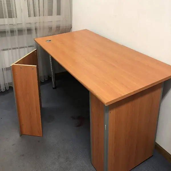 Schreibtisch mit separat anzufügenden Eckteil