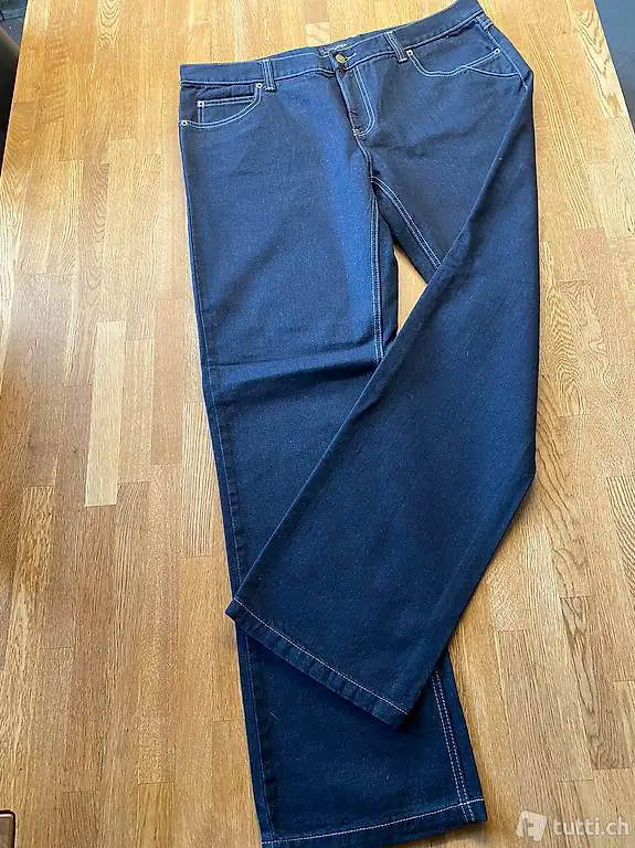 Damenjeans Bootcut-5-Pocket Farbe blue washed Grösse 44